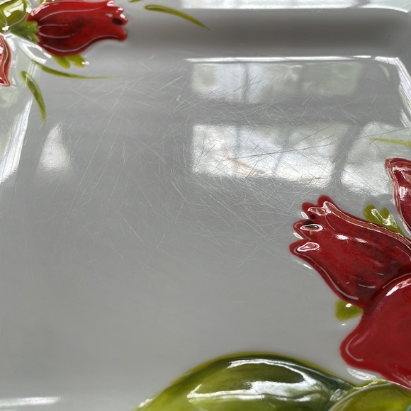 Set of 4 11” Laurie Gates melamine dinner plates in red floral - Picture 8 of 8